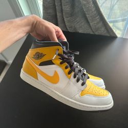 Jordan 1 Mid University Gold