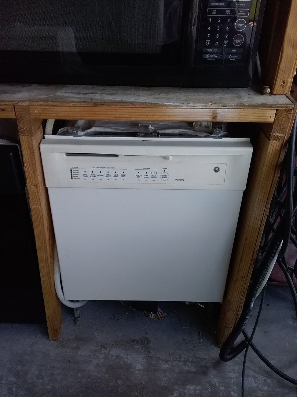 White ge dishwasher with plastic tub in good working condition