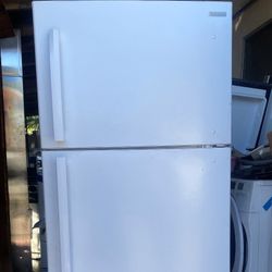Insignia Top & Bottom Refrigerator 