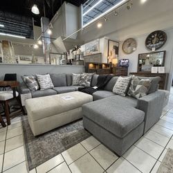 Beautiful Sectional 🔥 Brand New - At Furniture Expo - All Pillows Included 