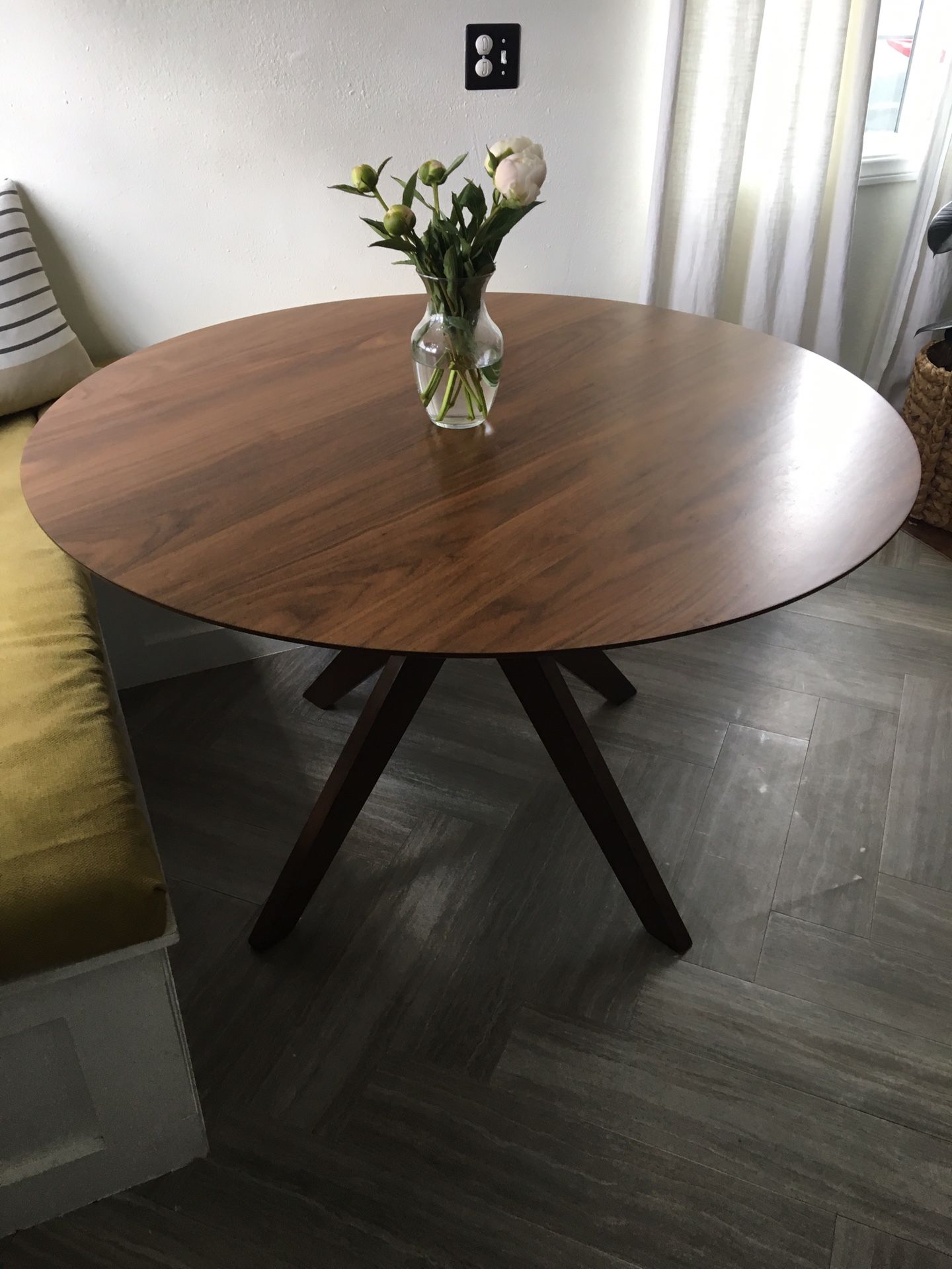 Round Dinning / Kitchen Table and chairs