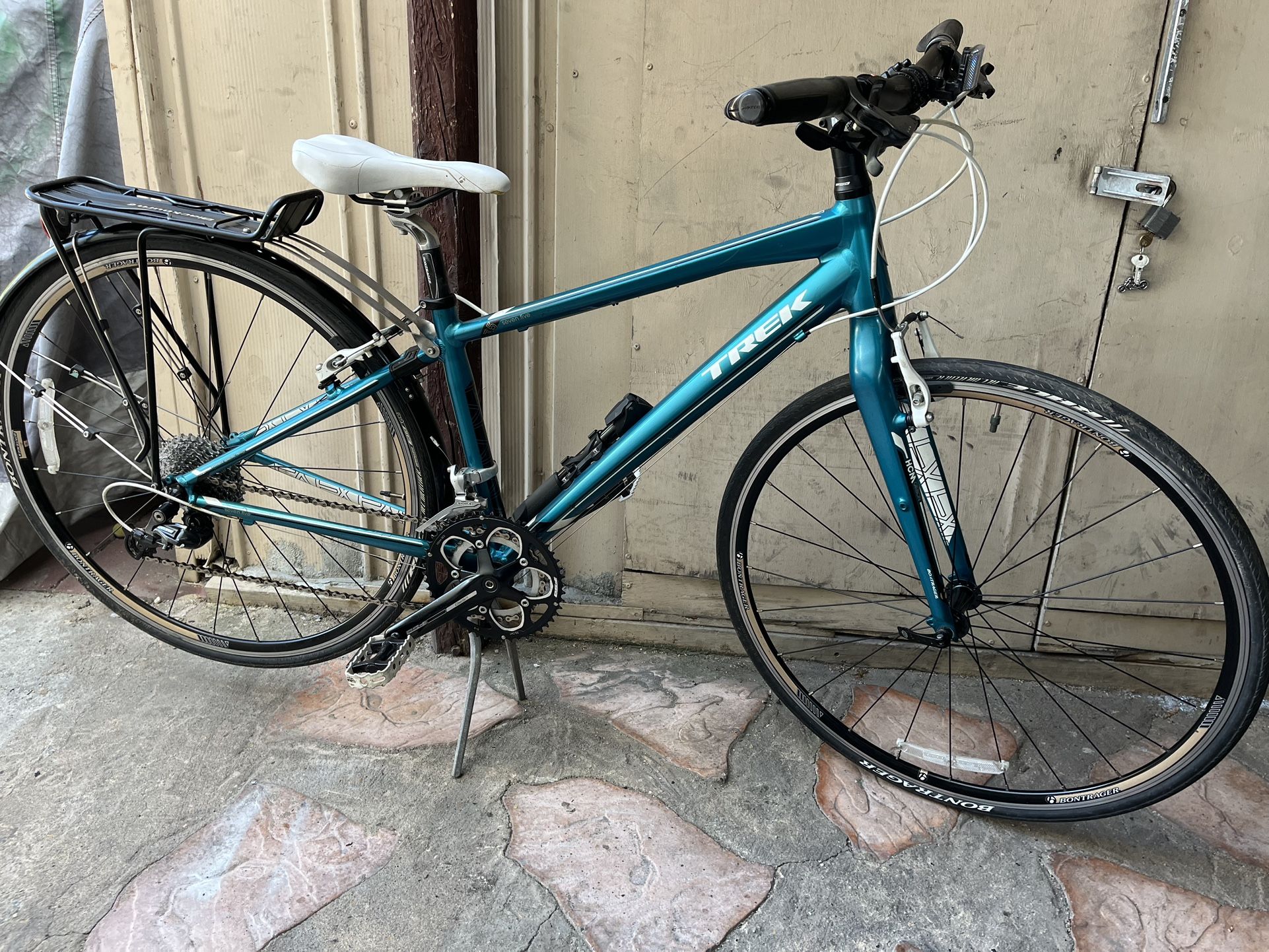 aluminium bike evryting work good tires size 28 fast bike have 24 speeds Trek bike good condition 