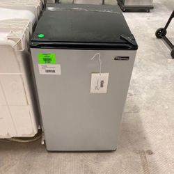 MAGIC CHEF 2.6CU FT STAINLESS MINI REFRIGERATOR - Earl's Auction Company