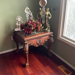 End Table   With A Clock  3 O’clock With Flower Vase 