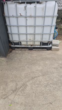 ​Title: Food-Grade 275G IBC Tote WITH Water Pump & Hose Setup
