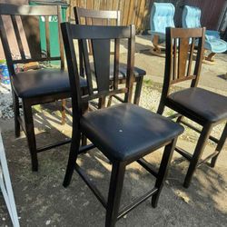 4 Table Chairs 