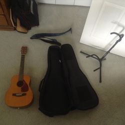Yamaha 3/4 guitar with accessories in excellelnt condition!