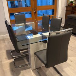 Like New Dining Set With 6 Chairs 