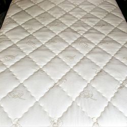 LIKE NEW! Hybrid Natural Latex Queen Mattress - Delivery Available