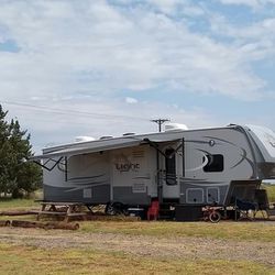 Family 5th Wheel RV