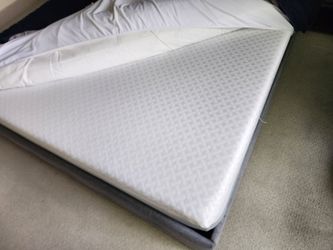 Queen Zinus 10 inch Cooling Hybrid Mattress, Used 4 Months