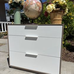 White Modern Dresser Chest of Drawers Furniture Great Condition 