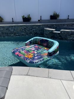 Large Pool Lounge 