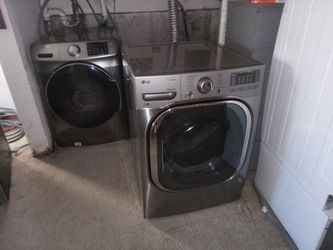 Samsung/LG Frontload Oversized Capacity Washer He/Electric Dryer Set