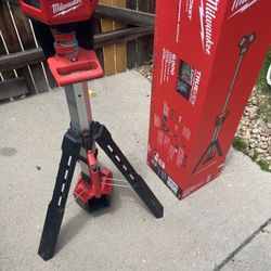 Milwaukee M18 ROCKET TowerLight/Charger (2136-20)