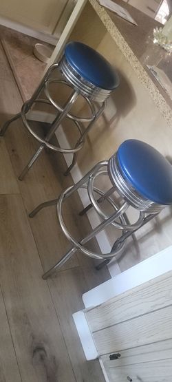2 RETRO STYLE BAR STOOLS 29 IN HIGH IN  GOOD CONDITION LITTLE RUST ON LEGS