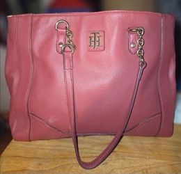 Tommy Hilfiger women's bag, very comfortable to carry on the shoulder.