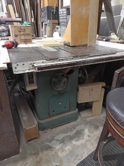Table saw with dust containment