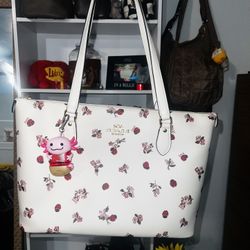 Coach gallery tote in lady bug floral print 🐞🌹🌸