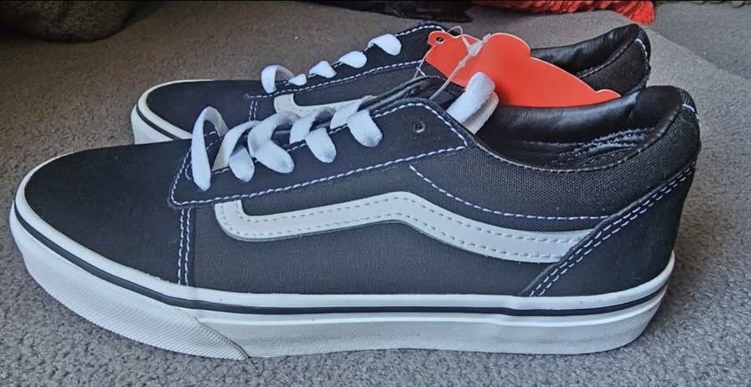 Vans black/white sneakers M5/W7