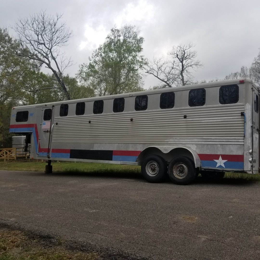 9-12 horse trailer goes neck