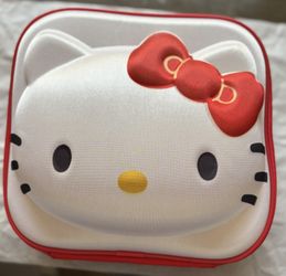 Hello Kitty beauty bag with interior zippered pocket and exterior pockets #kawaii 