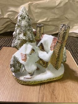 1984 David Winter “Snow Cottage” Figurine