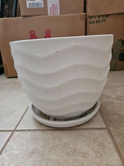 BEAUTIFUL  WHITE  CLAY  HEAVY  POT,  LIKE NEW  AND TRAY  12 W X 12 HT
