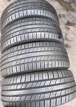 225/60/18 Michelin 🌟🌟 Vendo un set de llantas con 80% de vida las 4 🌟🌟🤩