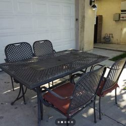 Pato Set Table And 4 Chairs and Cushions 