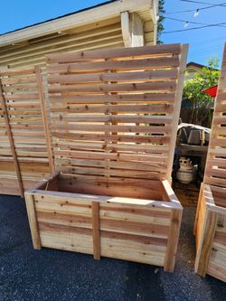 Cedar wood planter box w/privacy fence