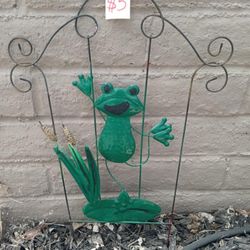 METAL GARDEN FROG DECOR 