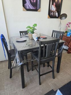 COMEDOR DE 4 SILLAS ALTO DE MADERA GRIS