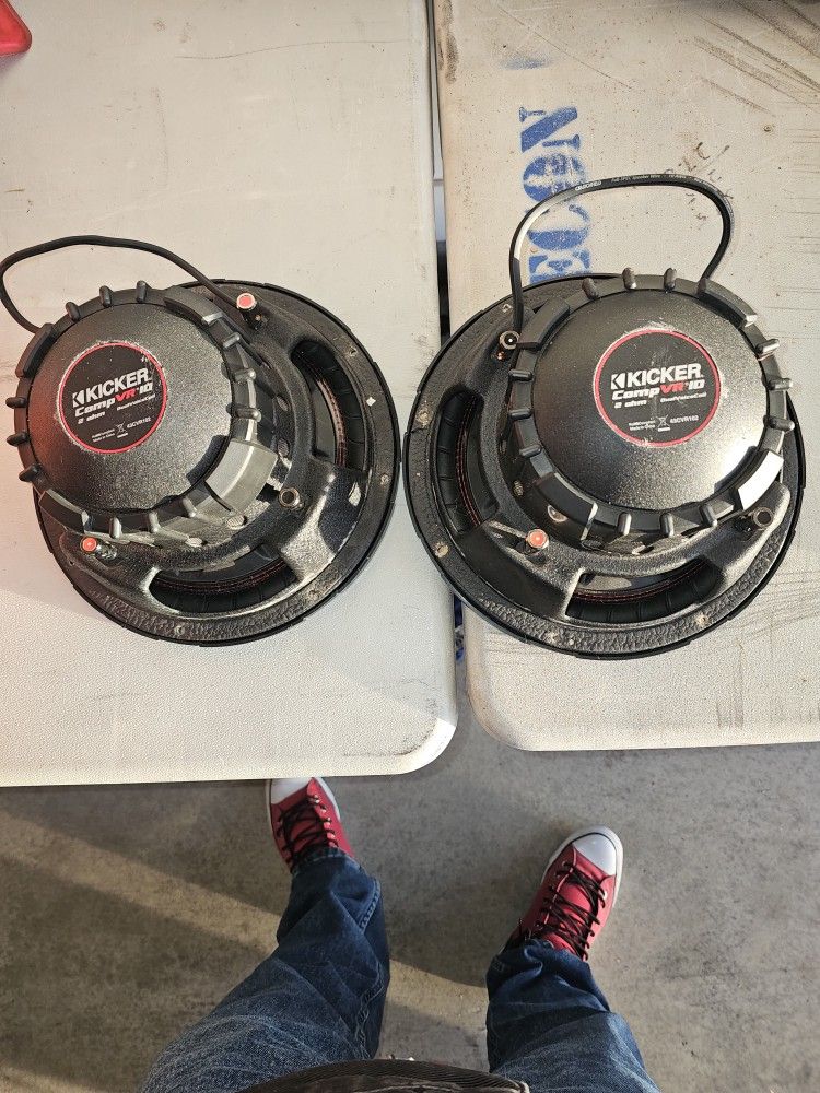 KICKER 10" Competition Speakers, 400w KICker AMP,. AMP WIRING KIT