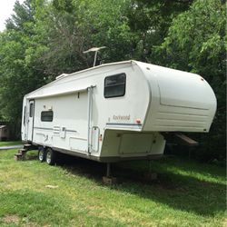 2003 Fifth Wheel Forest River Rock wood 30’ RV