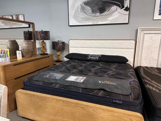 Solid wood bedroom set! $1999 🏠🧡📦