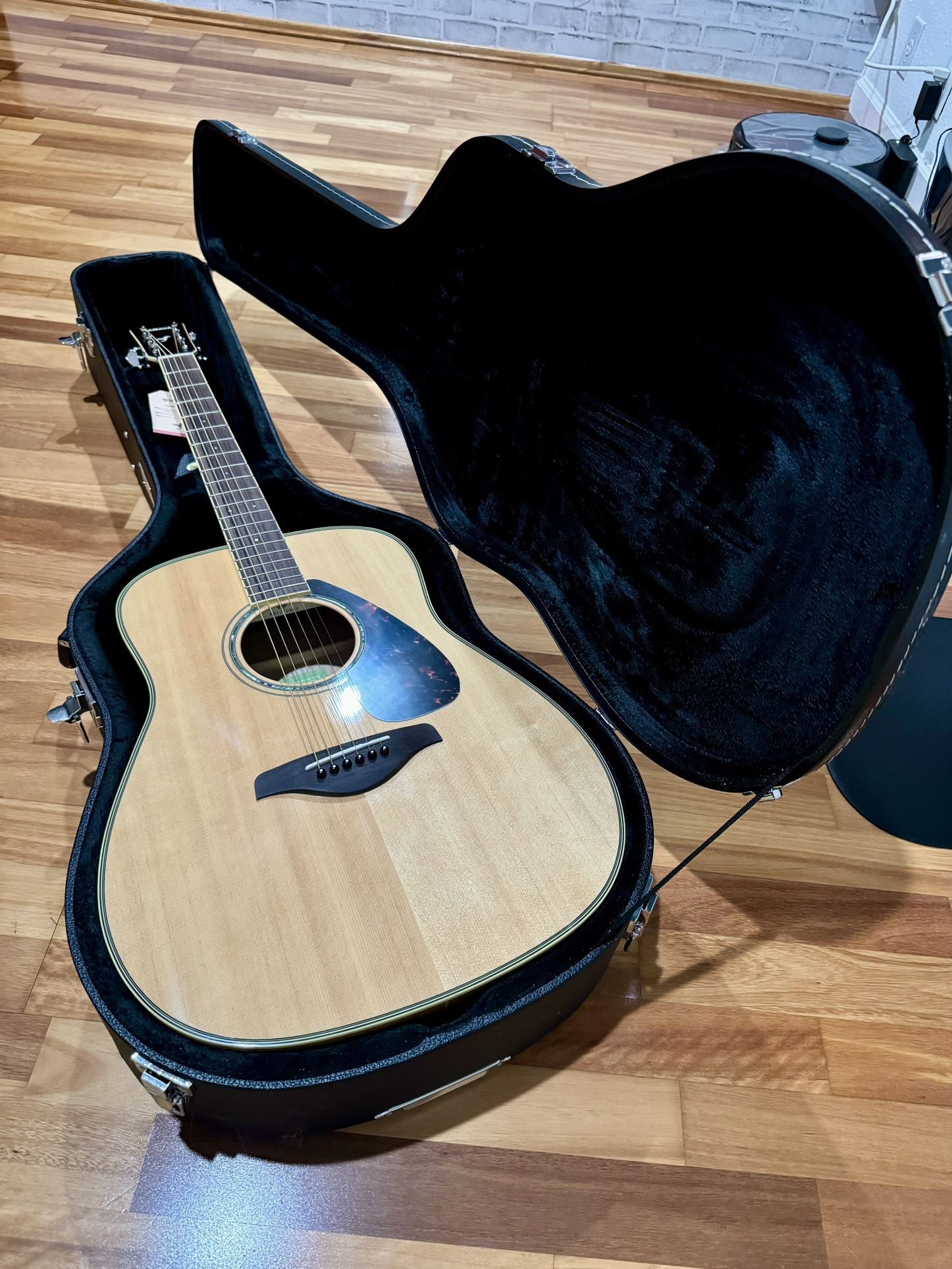 Brand new Yamaha FG840 Dreadnought Acoustic Guitar Natural