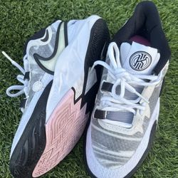 Nike Kyrie Flytrap 6 Basketball Shoes size 3.5y