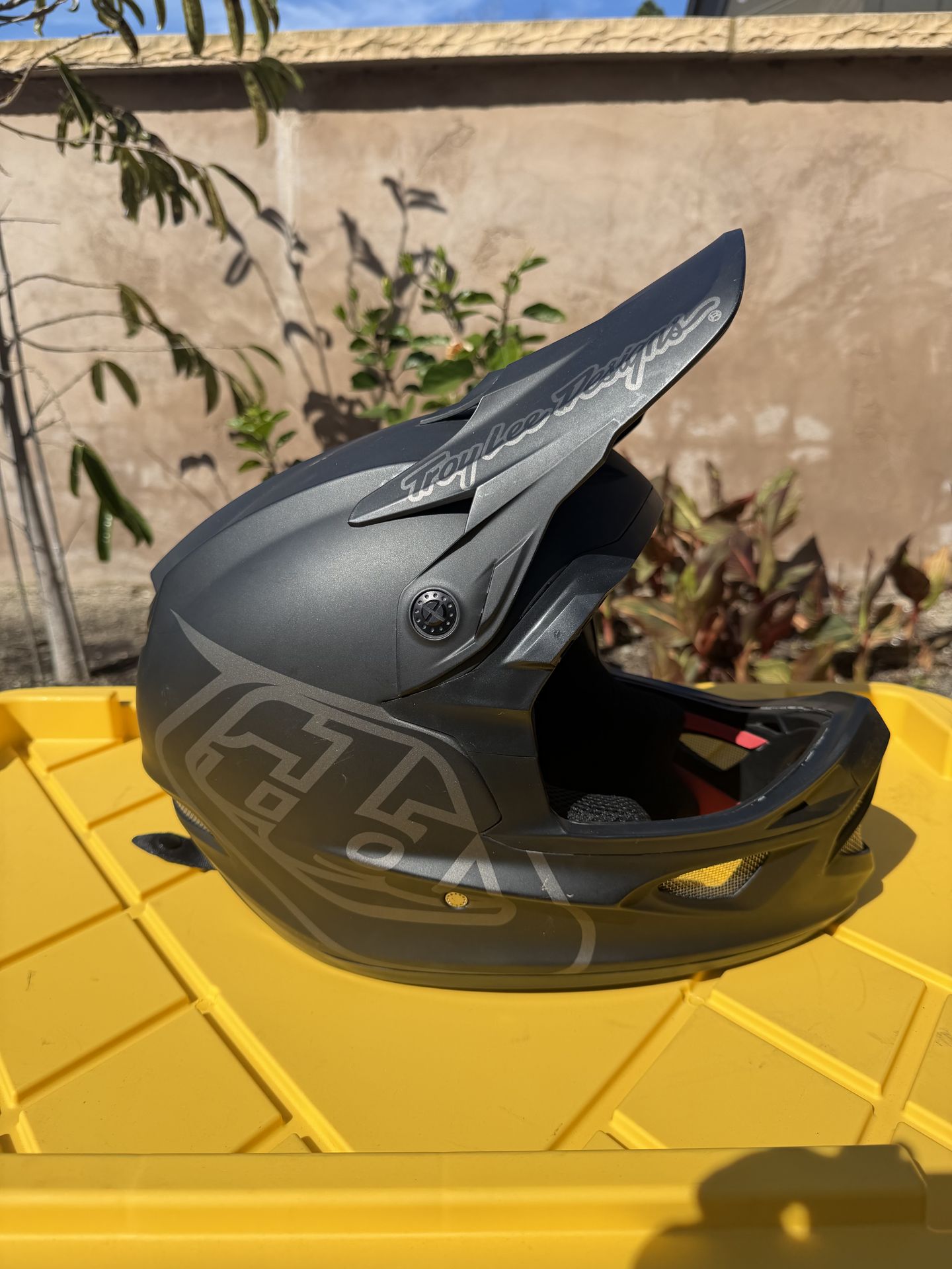 Troy Lee designs full face helmet