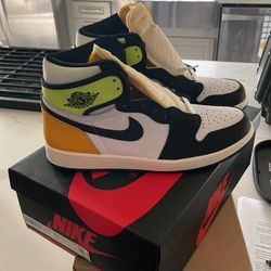Air Jordon 1 Retro Hi OG Volt Sz10.5
