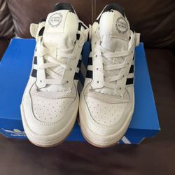 Women’s Adidas 8 1/2