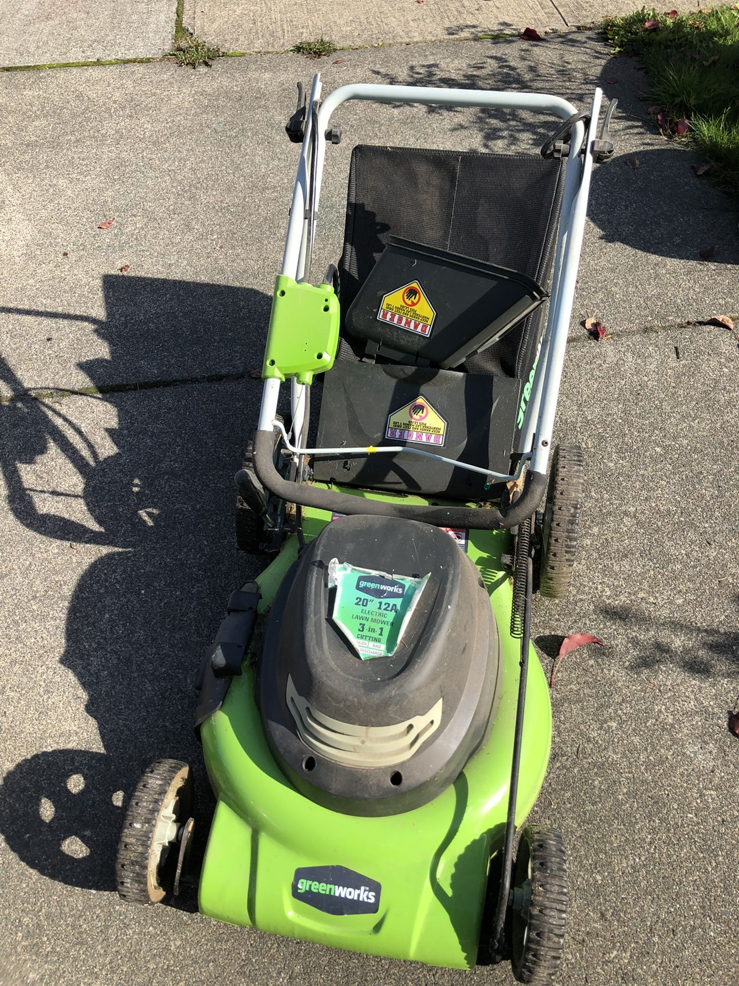 Ac Electric Lawn Mower. 20 Inch Blade, 12 Amp.Looks Well Used, But Actually Used Less Than 5 Hrs Total