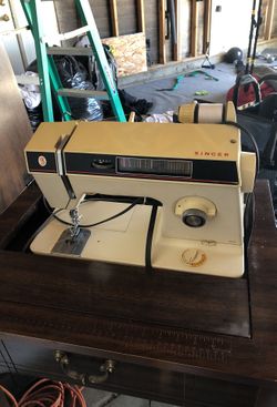 Singer 1425N sewing machine and pop up desk.