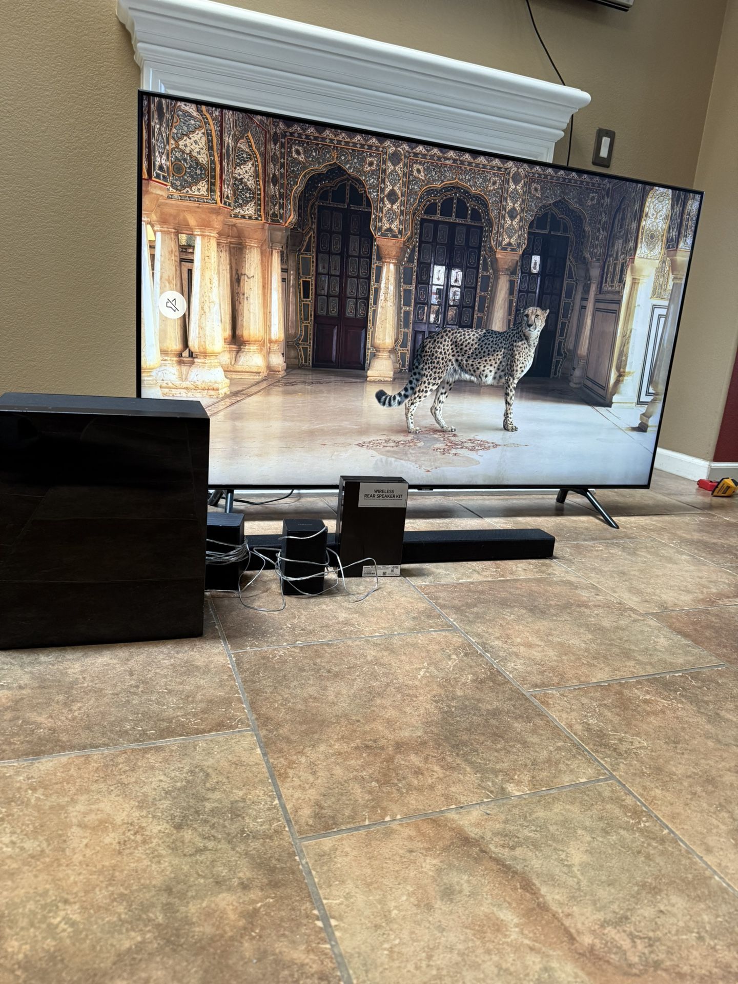 65” Smart TV SAMSUNG with Surround Sound System