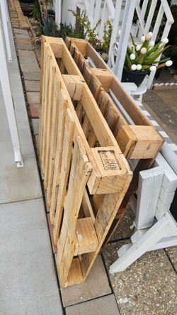 Free 2 pallets Pick up ASAP Ontario CA 91761