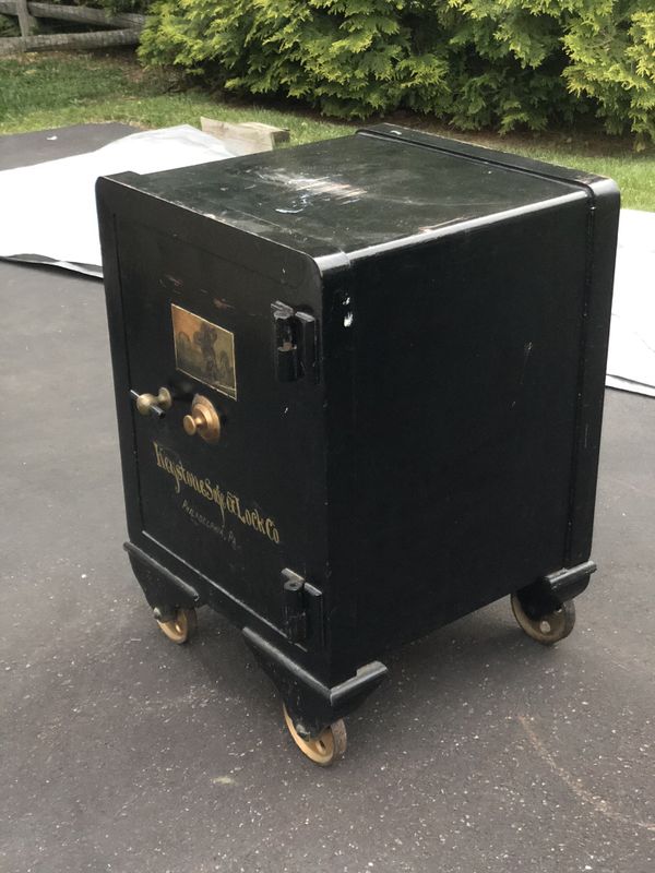 Keystone lock and safe Co. 500+ pound safe. Antique for Sale in UPPR