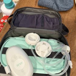 Elvie Pump with extra parts 