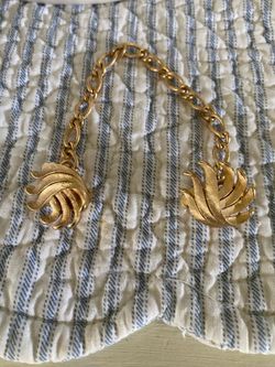 (BB6)Vintage Gold Tone 1960’s Sweater Clip