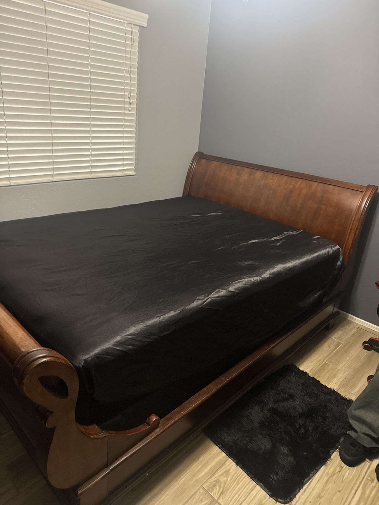 Queen Sleigh Bed With Dresser And Mirror