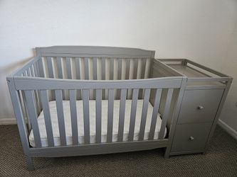 Delta Children Mason Convertible Cradle 6-in-1 with Changer, Grey